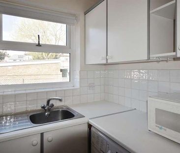 Manor Vale, Brentford, TW8 - Photo 1
