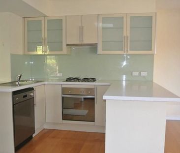 Spacious 3 Bedroom Home In A Great Location ( 6 months lease ) - Photo 6