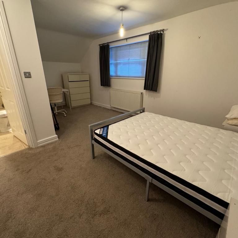 3 bedroom flat to rent - Photo 1