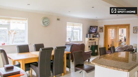 Spacious room in 5-bedroom apartment in Donabate, Dublin - Photo 2