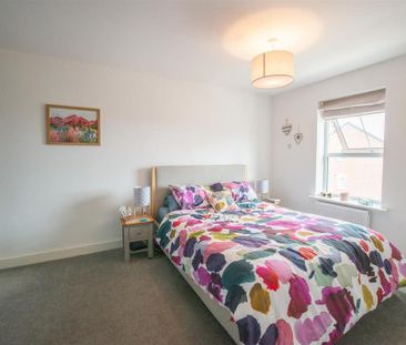 4 bedroom semi-detached house to rent - Photo 6