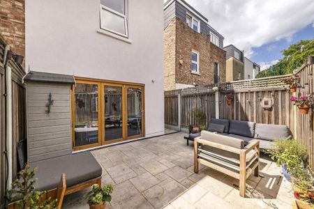 5 bedroom semi-detached house to rent - Photo 2