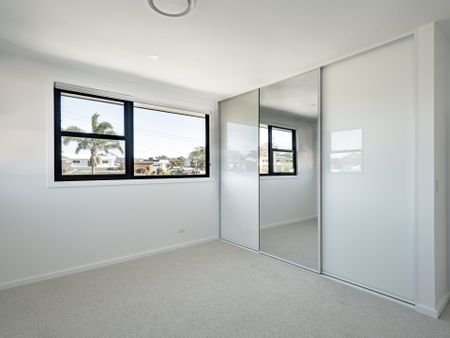 Stunning 3 Bedroom Townhouse - The Ultimate Lifestyle Location! - Photo 3