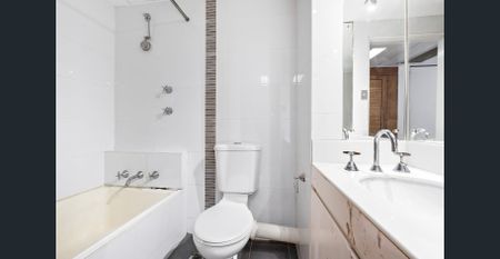 Great one-bedroom in premium location - Photo 4