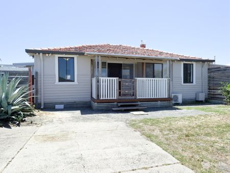 9 MONTH LEASE ONLY !!!! 3 X 1 BEACH BUNGALOW IN ROCKINGHAM !!! - Photo 4