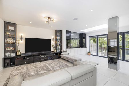 5 bedroom detached house to rent - Photo 4