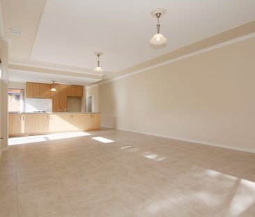 Low Maintenance & Spacious! - Photo 1