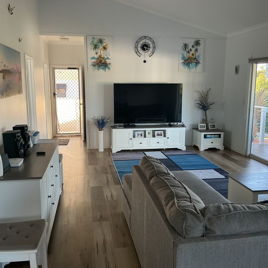 Macleay Island - Photo 1