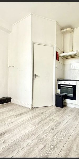 Studio Flat, Romford Road, E7 - Photo 1