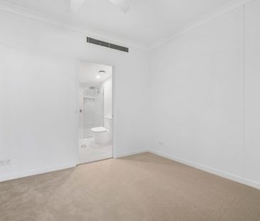 Luxury Living Just Steps away from the Broadwater - Photo 2