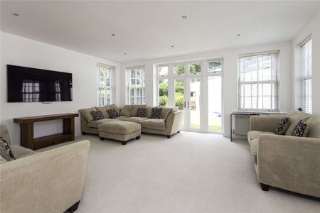 A beautifully presented four double bedroom detached family house situated in a popular private road in Leatherhead. - Photo 3