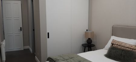Fully furnished, this stunning two bedroom, two bathroom apartment with open plan living, dining and kitchen is waiting for you! - Photo 3