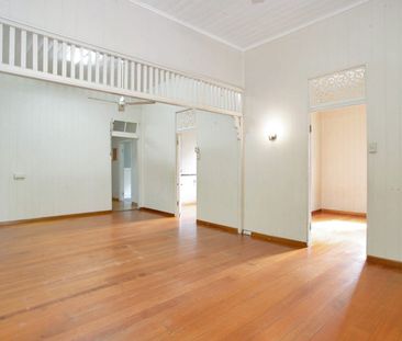 Charming Queenslander Just Minutes from the CBD! - Photo 1