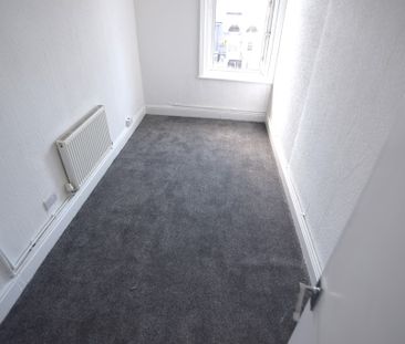 To Let 3 Bed Flat - Photo 3