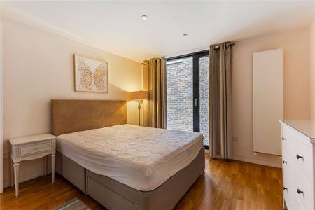 Furnished Four Double Bedroom townhouse with a garage and roof terrace on the centrally located Southern Street. - Photo 2