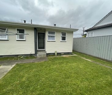 End Neat and Tidy bedsit - Photo 1