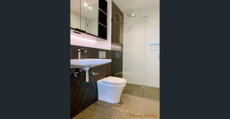 High level modern apartment with Panoramic Harbour Views - Photo 4