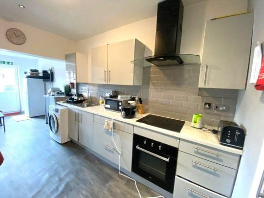 1 bedroom in a house share to rent - Photo 1