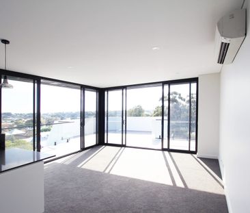 TOP FLOOR APARTMENT OVERLOOKING PERTH CITY! - Photo 1