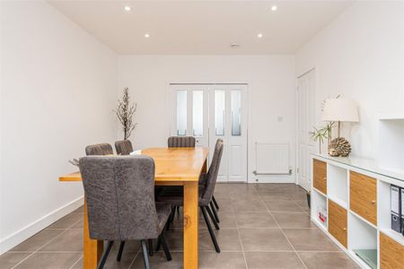 3 bed House - Semi-Detached To Let - Photo 2