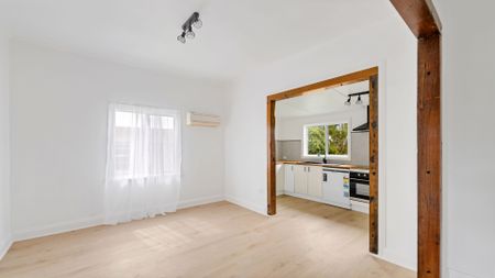 Refreshed 3 bedroom home in flood free location - Photo 3