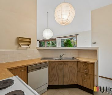 Bright & Charming Townhouse with Courtyard - Photo 4