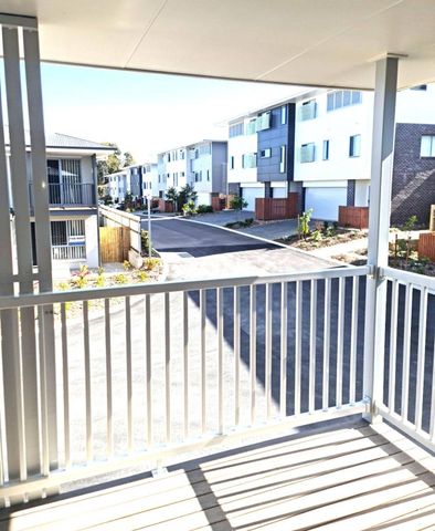 3 BEDROOM 2 BATHROOM TOWNHOUSE WITH DUCTED AIR - Photo 3