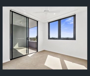 Light, Spacious & Stylish One-Bedroom Unit in Prime Location - Photo 1