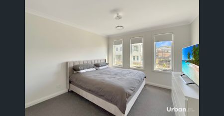 Beautiful Near-New 4 Bedroom Family Home in a Peaceful Oakville Setting - Photo 4