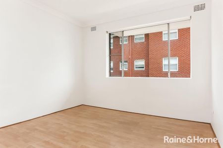 WELL-PRESENTED 2 BEDROOM APARTMENT IN CONVENIENT LOCATION - Photo 5
