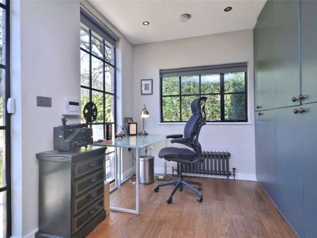 A very impressive 3 bedroom garden apartment, presented in excellent order throughout, in the heart of Belsize Park. - Photo 3