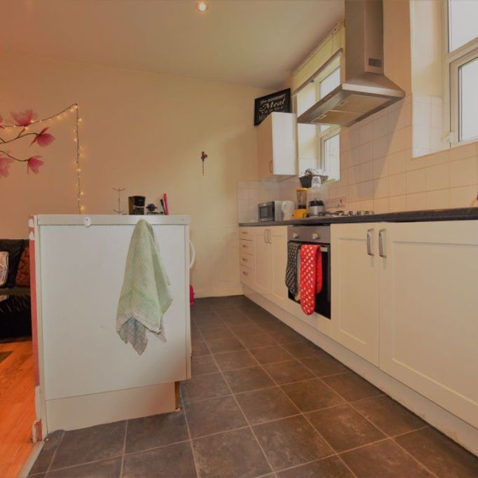 3 bedroom Flat in Flat 1, Leeds - Photo 1