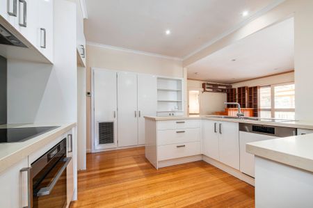 Elegant Family Living in a Prime Blackburn Location - Photo 5