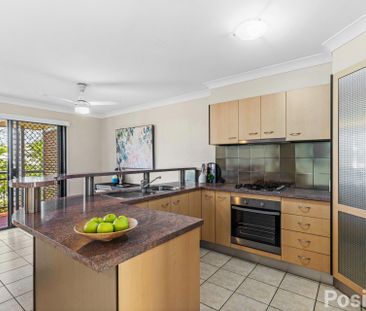 UNFURNISHED- MODERN EXECUTIVE TOWNHOUSE - Photo 4