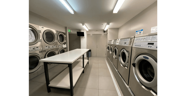 Prime City Location – Studio Apartment on Flinders Street - Photo 1