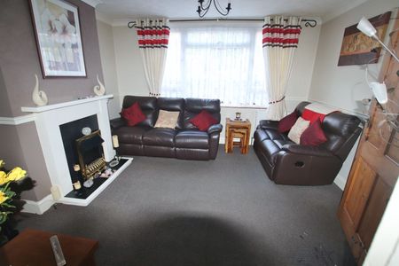 Maidstone Crescent, Wymering, Portsmouth, Hampshire, PO6 3JZ - Photo 4