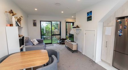 Modern Townhouse - Photo 3