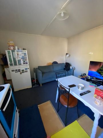 Modern 2-Bedroom Apartment with City Views – Walk to University & Hospital - Photo 2