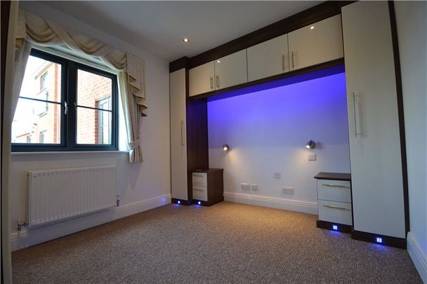 2 bedroom Flat in Bonham Court, Winnersh - Photo 1