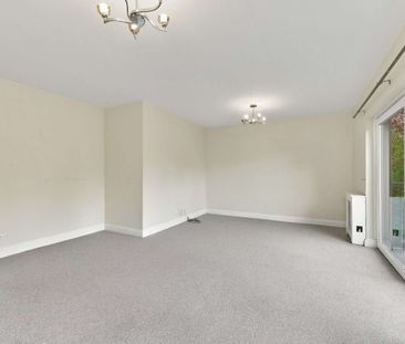 A lovely thee bedroom apartment with a private balcony. - Photo 2