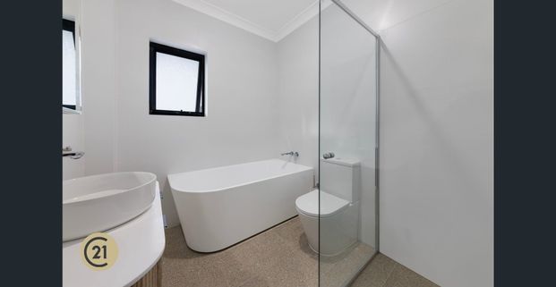 Spacious Three Bedroom Apartment - Right in the Heart of Beecroft! - Photo 1