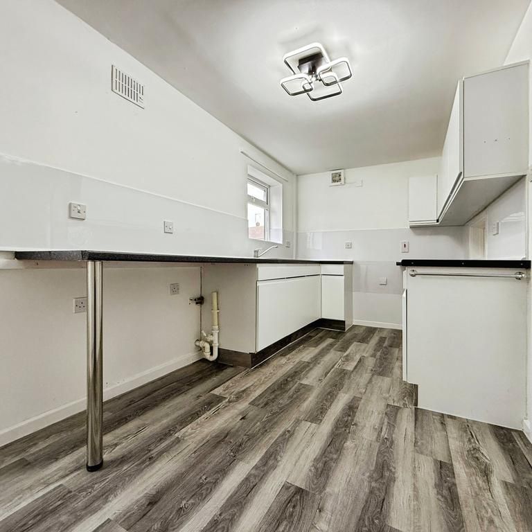 3 bedroom end of terrace house to rent - Photo 1