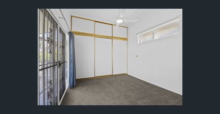 Sought After Queenslander - Photo 4