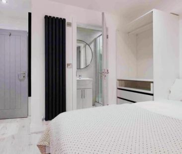 6 Beds 5 Baths - Photo 4