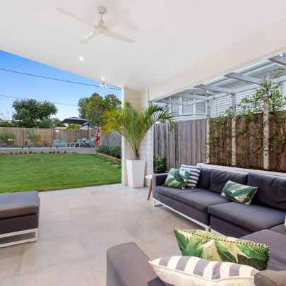 STUNNING EXECUTIVE 4+ BEDROOM ENTERTAINER'S OASIS! - Photo 1