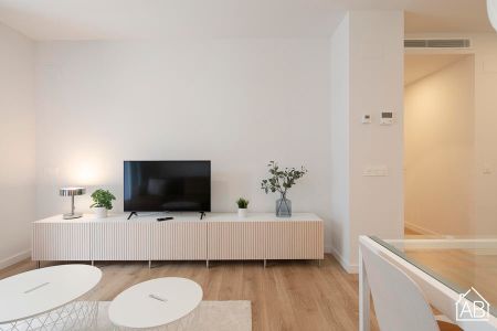 Beautiful 2 Bedroom Apartment with a Balcony and Communal Swimming Pool - Photo 3