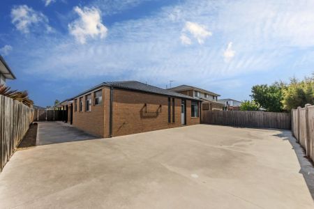 “Live in comfort and convenience Alamanda School Zone” - Photo 3