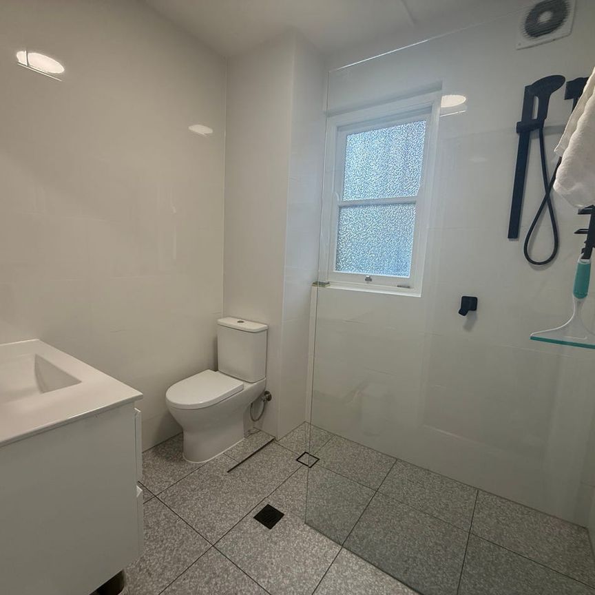 Renovated and Centrally Located, Art Deco One Bedroom Apartment with sunroom - Photo 1