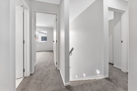 5 Bedroom Family Home in Bucklands Beach - Photo 4