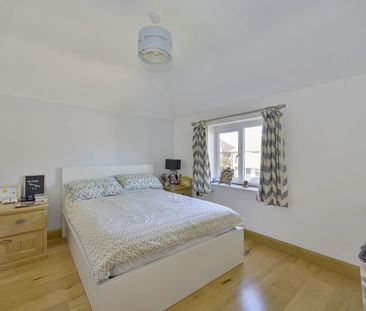 Warren Road, Godalming, Surrey, GU7 - Photo 4